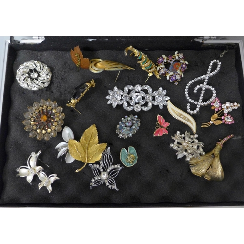 695 - A collection of brooches