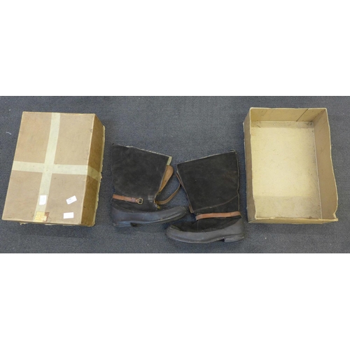 719 - A pair of military issue Itshide 22c/752 flying boots, 1941 pattern, size 9, used, in original box, ... 