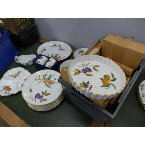 770 - A collection of Royal Worcester Evesham table ware  **PLEASE NOTE THIS LOT IS NOT ELIGIBLE FOR POSTI... 