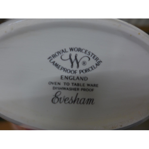 770 - A collection of Royal Worcester Evesham table ware  **PLEASE NOTE THIS LOT IS NOT ELIGIBLE FOR POSTI... 