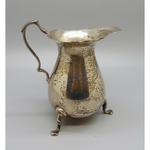 806 - A silver cream jug, 92g