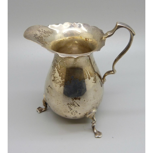 806 - A silver cream jug, 92g