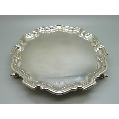 809 - A silver tray on three feet, Sheffield 1957, 297g, 20.5cm