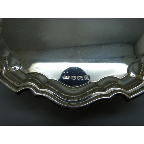 809 - A silver tray on three feet, Sheffield 1957, 297g, 20.5cm