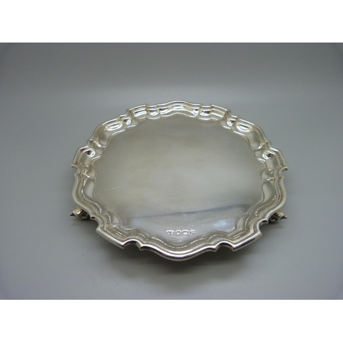 809 - A silver tray on three feet, Sheffield 1957, 297g, 20.5cm