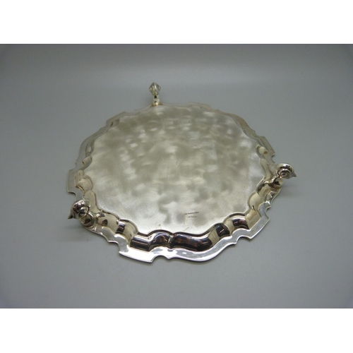 809 - A silver tray on three feet, Sheffield 1957, 297g, 20.5cm