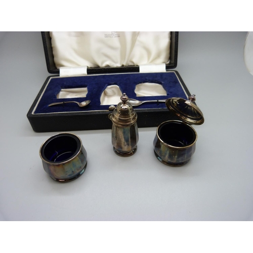 810 - A three piece silver condiment set, Walter & Hall, cased, 72g