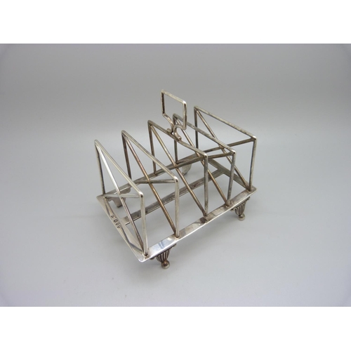 814 - A Victorian silver toast rack, London 1890, 229g