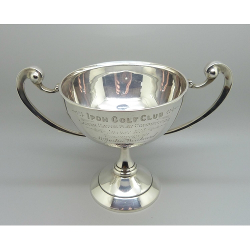 815 - A silver trophy with inscription dated 1914, 274g, height 13.5cm