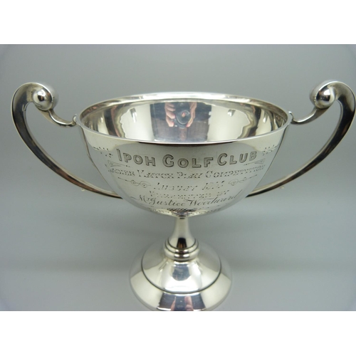 815 - A silver trophy with inscription dated 1914, 274g, height 13.5cm