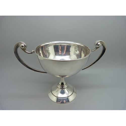 815 - A silver trophy with inscription dated 1914, 274g, height 13.5cm