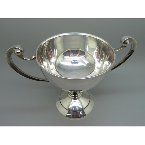 815 - A silver trophy with inscription dated 1914, 274g, height 13.5cm