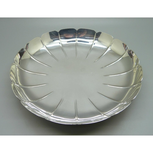 816 - A hallmarked silver dish, 351g, 20cm