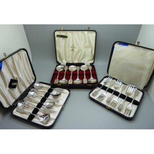 817 - Three sets of six Viner’s silver flatware, spoons and forks, 462g