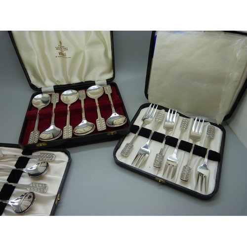 817 - Three sets of six Viner’s silver flatware, spoons and forks, 462g