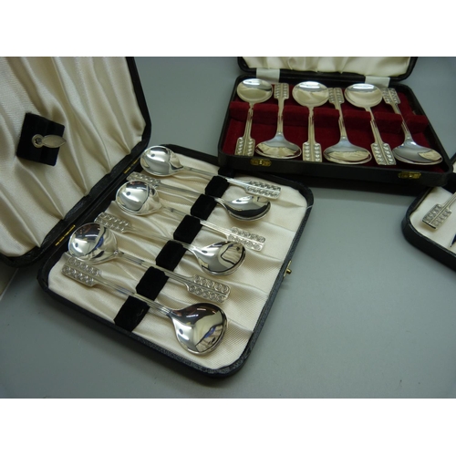 817 - Three sets of six Viner’s silver flatware, spoons and forks, 462g