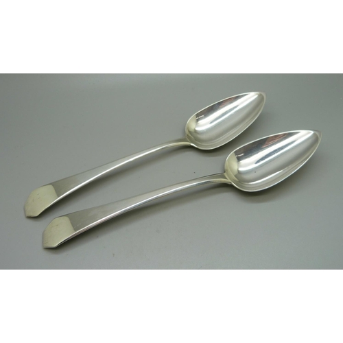 828 - A pair of George III silver spoons, London 1804, 147g