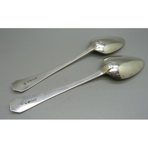 828 - A pair of George III silver spoons, London 1804, 147g