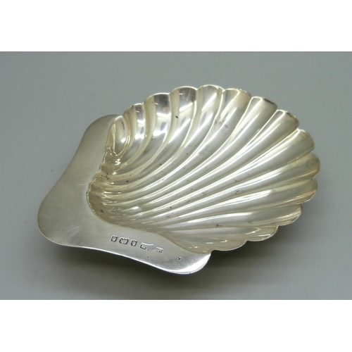 838 - A silver shell-shaped dish, 40g