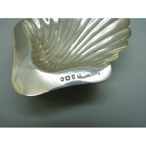 838 - A silver shell-shaped dish, 40g