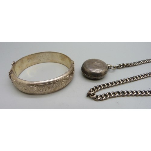 846 - A silver chain with metal clip, a silver sovereign case, a circular silver box and a silver bangle, ... 