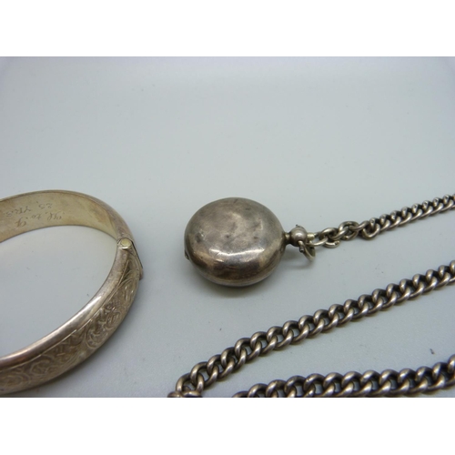 846 - A silver chain with metal clip, a silver sovereign case, a circular silver box and a silver bangle, ... 