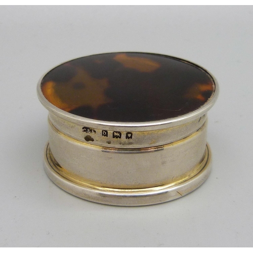 853 - A silver and tortoiseshell pill box, London 1919, diameter 4cm