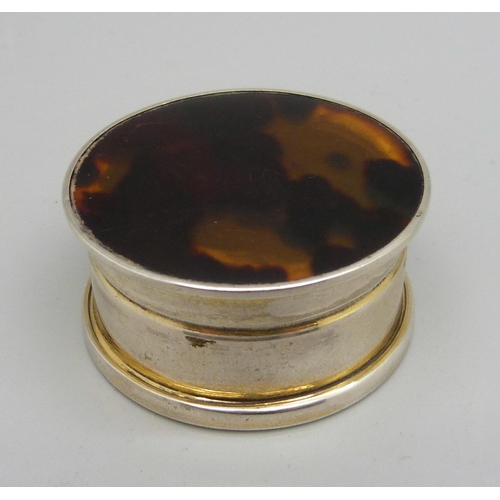 853 - A silver and tortoiseshell pill box, London 1919, diameter 4cm