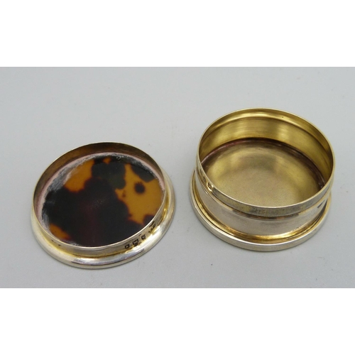 853 - A silver and tortoiseshell pill box, London 1919, diameter 4cm