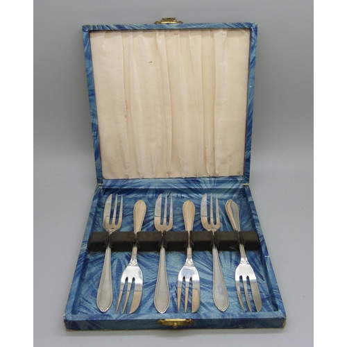 855 - A cased set of six silver cake forks, Sheffield 1945, 106g