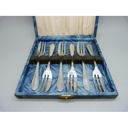 855 - A cased set of six silver cake forks, Sheffield 1945, 106g