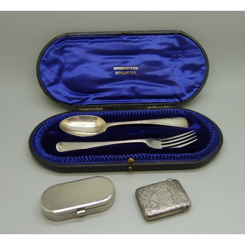 878 - A cased silver christening set, London 1907, a silver vesta case, Birmingham 1895, 76g, and modern p... 