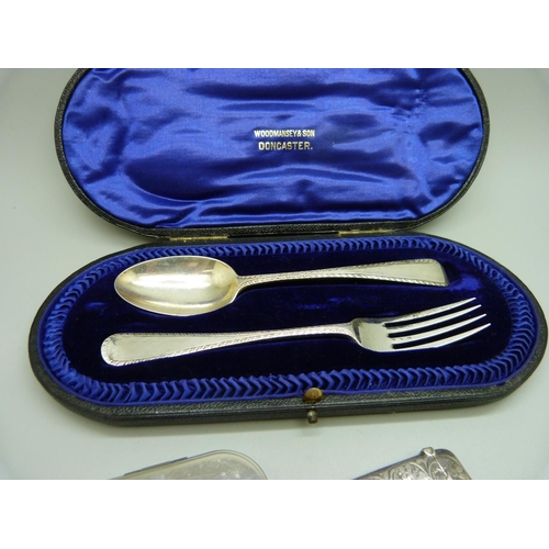 878 - A cased silver christening set, London 1907, a silver vesta case, Birmingham 1895, 76g, and modern p... 