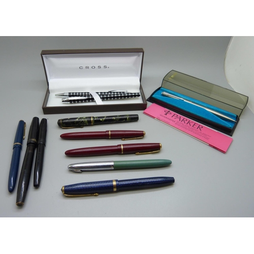 882 - A collection of pens including six with 14ct gold nibs, Parker Junior Duofold, a black Duofold, a/f,... 