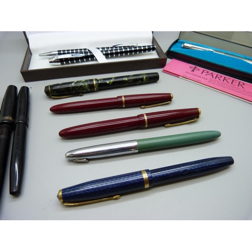 882 - A collection of pens including six with 14ct gold nibs, Parker Junior Duofold, a black Duofold, a/f,... 