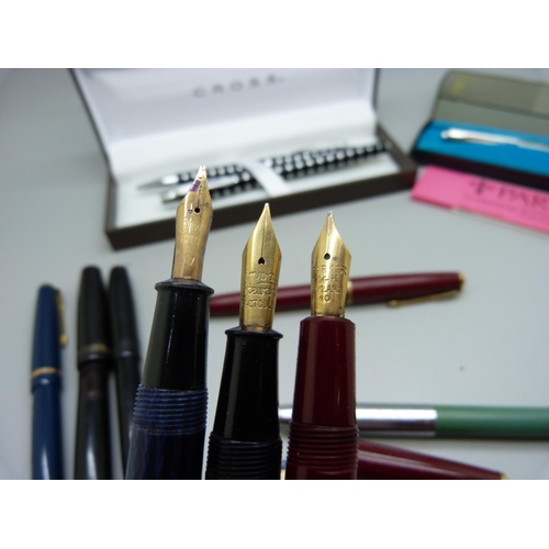 882 - A collection of pens including six with 14ct gold nibs, Parker Junior Duofold, a black Duofold, a/f,... 