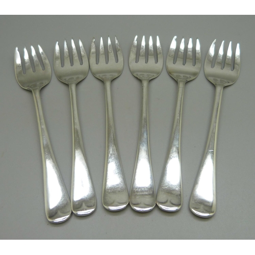 884 - Six silver cake forks, 165g