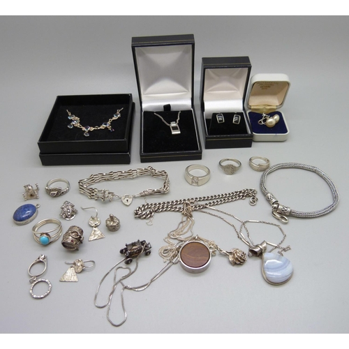 887 - Silver and white metal jewellery including silver charms, rings and a gate bracelet