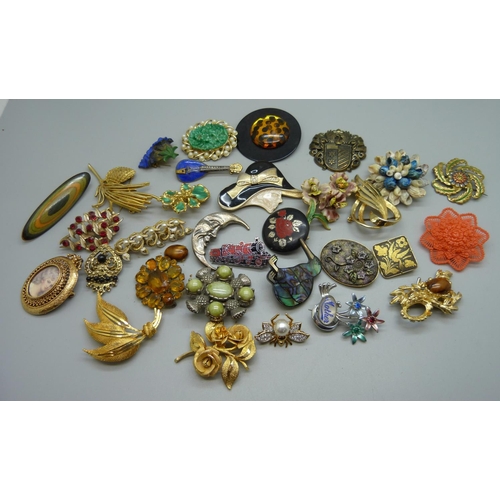 898 - A collection of brooches