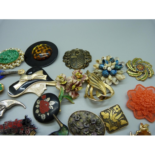 898 - A collection of brooches