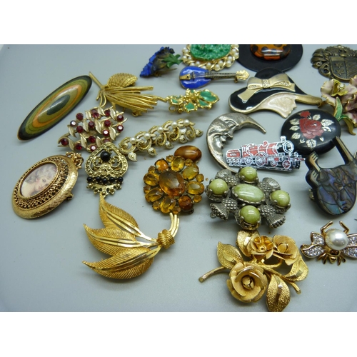 898 - A collection of brooches