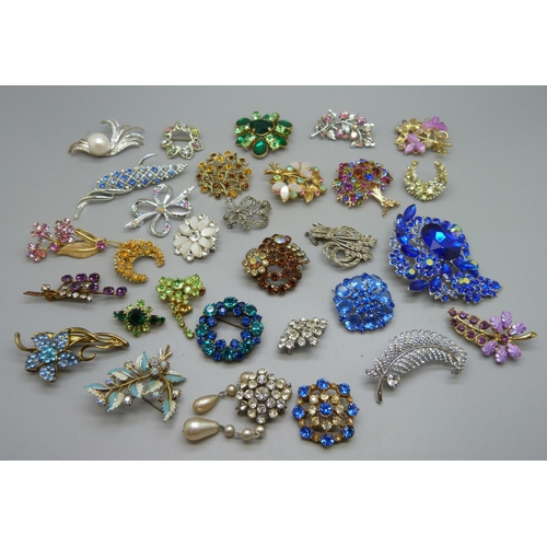 899 - Costume brooches