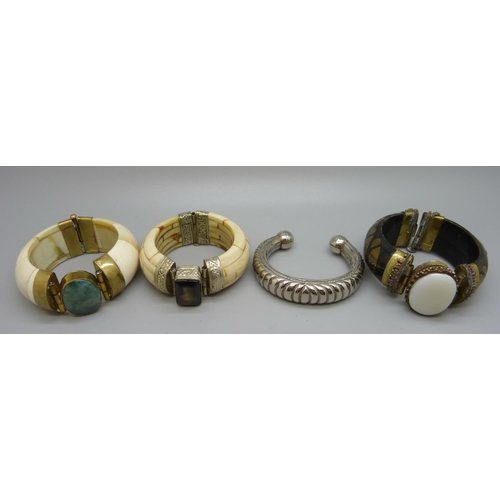 900 - Four bangles