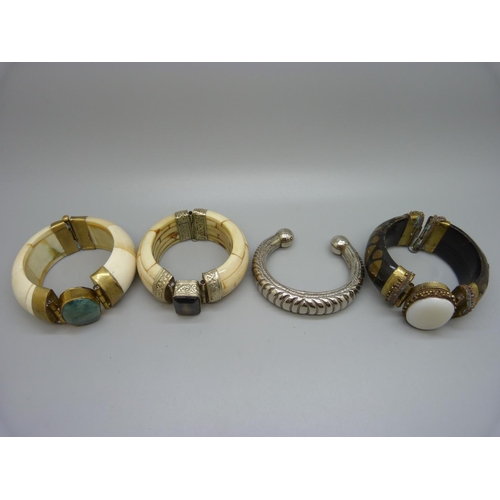 900 - Four bangles