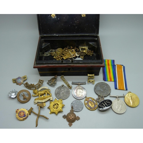 903 - A pair of WWI medals to Gnr. Jervis R.A., and a collection of military badges, etc.