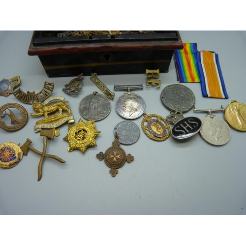 903 - A pair of WWI medals to Gnr. Jervis R.A., and a collection of military badges, etc.