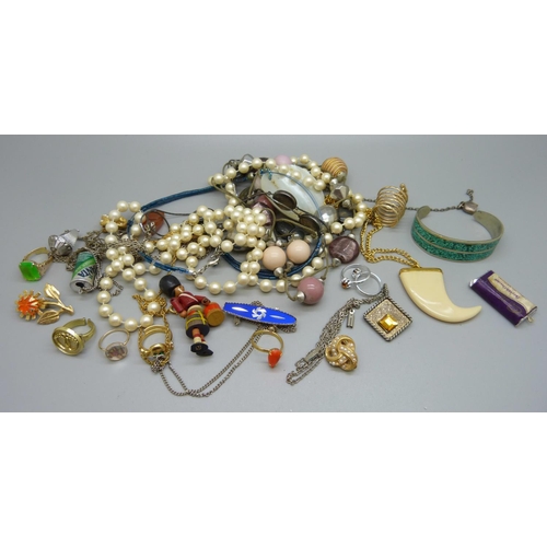 906 - A box of costume jewellery