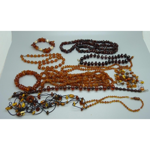 909 - Amber jewellery