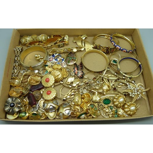 911 - A collection of gold tone costume jewellery including a Trifari brooch