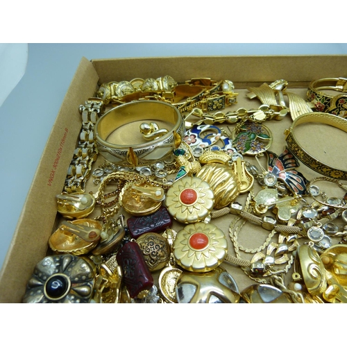 911 - A collection of gold tone costume jewellery including a Trifari brooch